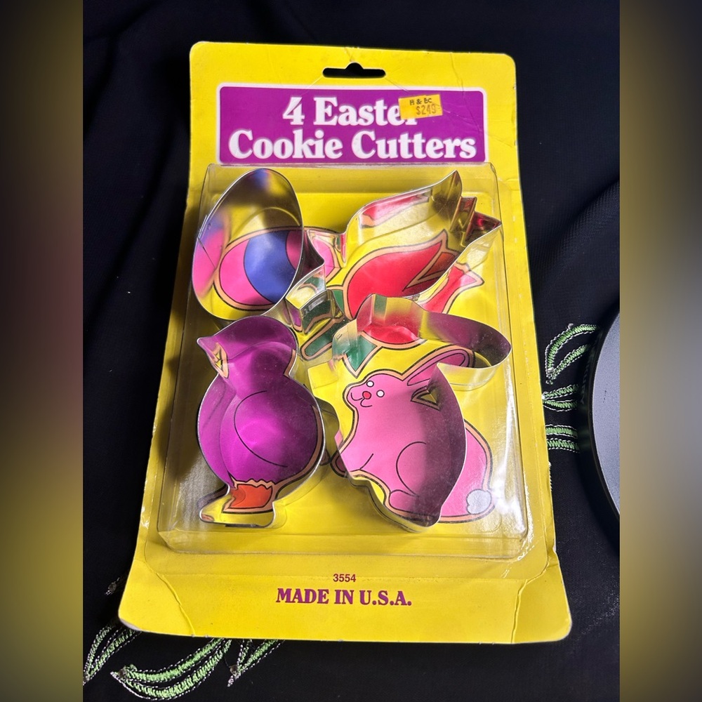 VTG Still in package Set of 4 Easter Cookie Cutters. Made by Fox Run Manu